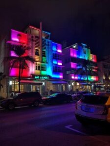 regenboogkleuren op de hotels in het art deco district miami florida