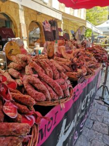 Lekkere saucisson op de markt in Sarlat