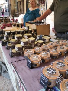 kraampje met lokale producten op de markt van Sarlat