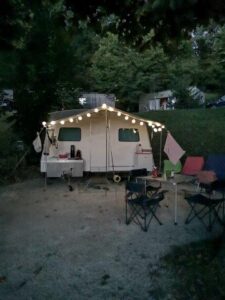 Rappie de vintage Rapido vouwcaravan op de camping in Sarlat