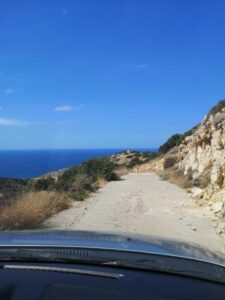 avontuurlijke weg met de auto naar een geheim strandje in kreta