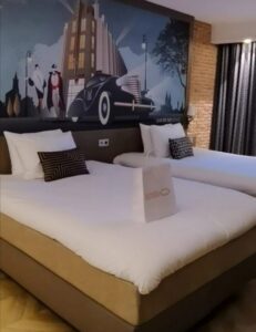 bedden in de kamer van hotel Valies in roermond Nederland