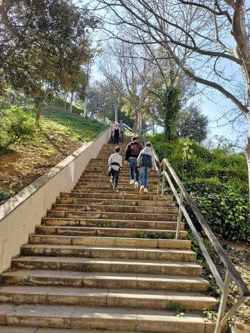 de trappen op stappen naar montjuïc park barcelona spanje