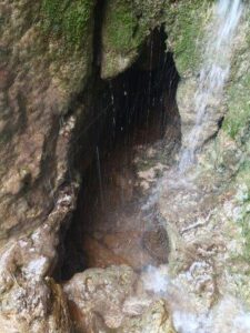 de uitgang van de tunnel naar de geheime waterval ekdromikos in kritou terra cyprus