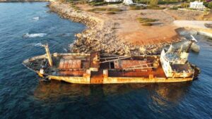 droneshot van het edro 3 scheepswrak in Cyprus
