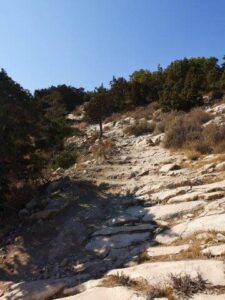 een pittig stuk omhoog in de Aphrodite trail in Avakas park Cyprus