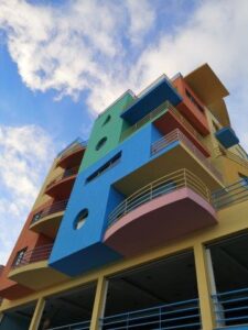 gekleurde gebouwen in de nieuwe haven van albufeira portugal