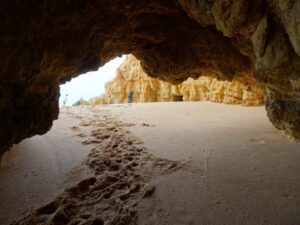 grotten bij praia do vau algarve portugal