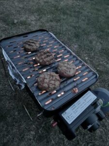 hamburgers op de barbecue