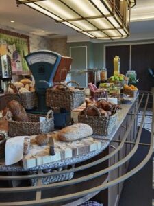 het ontbijtbuffet in grand hotel Valies in roermond Nederland