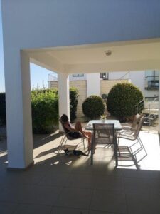 het overdekte terras van onze villa in Cyprus