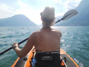 kayakken op het meer van Lugano