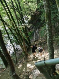 klimmen en klauteren tijdens de laddertjeswandeling in Rochehaut