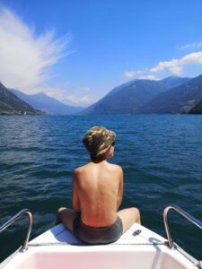 met de boot varen op het meer van Lugano