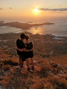 met ons 2 genieten van de zonsopgang in Elounda Kreta