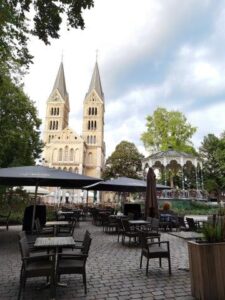 munsterplein en munsterkerk in Roermond Nederland