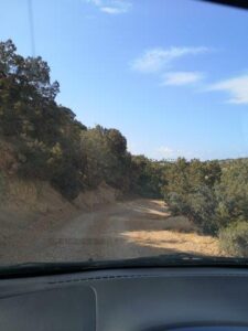 onderweg met de auto naar de Avakas kloof in Cyprus, heel avontuurlijk