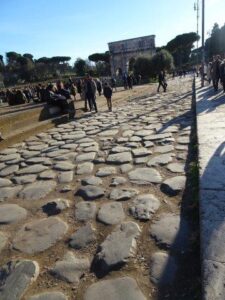 oude weg naast het colosseum in rome