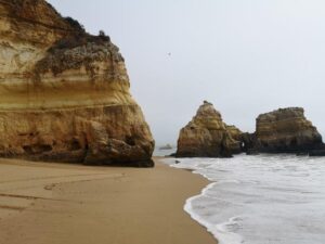 rotsen bij praia do vau algarve portugal