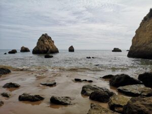 rotsen in de zee praia do vau algarve portugal