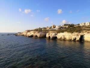 seacaves nabij Peyia in Cyprus