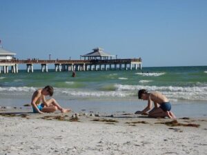 spelen in het fijne zand van fort-myers beach in florida