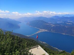 uitzicht op het meer van Lugano van op sighignola