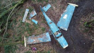 urbex droneshot van het blauwe vliegtuigje in het Kluisbos