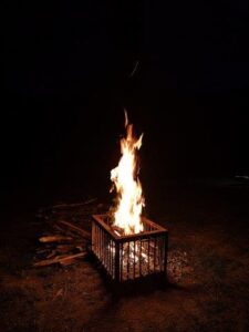 vuurtjes in de vuurkorven op de camping