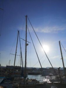 zicht op de masten van de boten in de haven van Latchi Cyprus