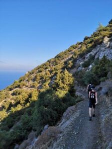 zigzag langs de bergflank naar beneden tijdens de Aphrodite trail in Cyprus