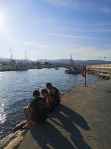 zitten aan de waterkant in de haven van Latchi in cyprus