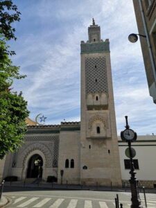 de facade en minaret van Grande mosquée de Paris
