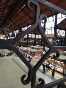 doorkijkje in de grote markthal Boedapest