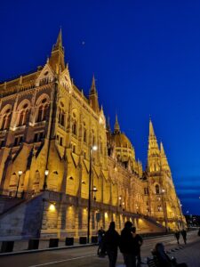 het Parlementgebouw van Boedapest verlicht in de avond
