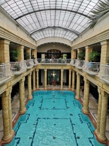 het grote zwembad van de Gellert spa in Boedapest