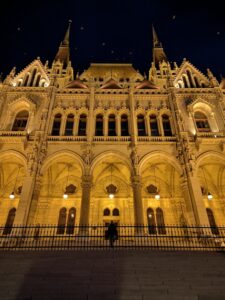 het verlichte Parlementgebouw van Boedapest in de avond