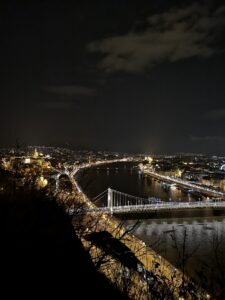 uitzicht 's nachts over Boedapest van op de Gellertberg