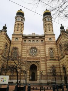 voorkant van de grote synagoge van Boedepast