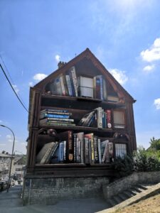 bibliotheek streetart in Boulogne-Sur-Mer roadtrip Noord Frankrijk