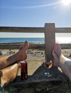 drankje met zicht op het strand Ambleteuse roadtrip Noord Frankrijk