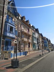 prachtige kustlijn huizen in Mers-Les-Bains roadtrip Noord Frankrijk