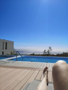 chillen bij het zwembad van ons hotel in Tenerife