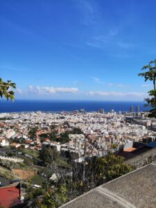 zicht over Santa Cruz van aan cueva roja in Tenerife