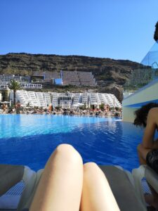 chillen aan het zwembad in het hotel taurito princess in gran canaria