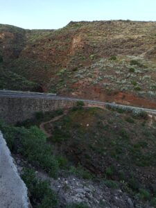 de brug en het pad naar barranco de las vacas in Gran Canaria