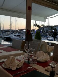 diner in viceverxa restaurant in puerto de Mogán in Gran Canaria bij zonsondergang
