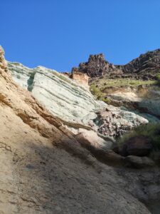 gekleurde rotsen los azulejos of regenboogrotsen in Gran Canaria