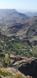 prachtig uitzicht over de weg van aan mirador el mulató in gran canaria