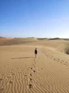 voetstappen in het zand door caroline in dunas de Maspalomas op gran canaria